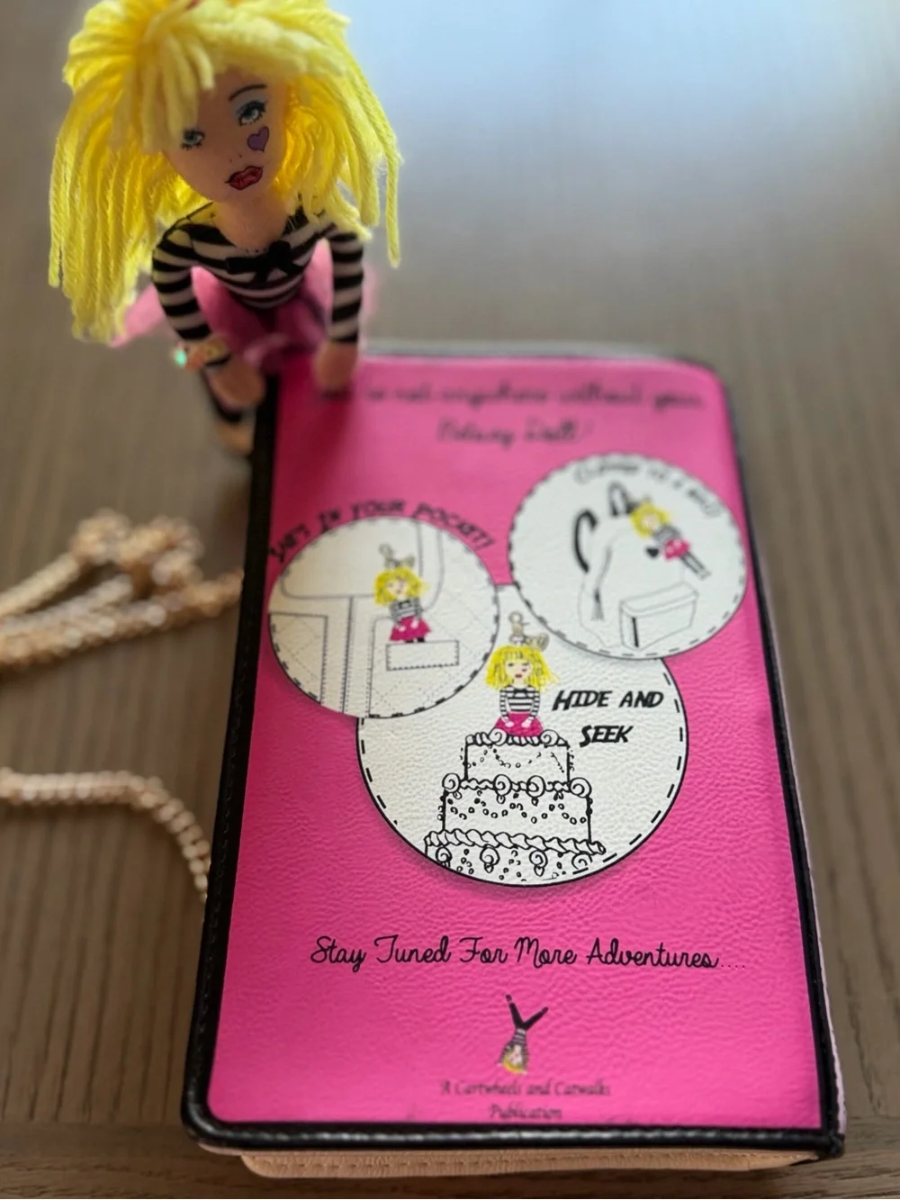 💎 RARE Betsey Johnson Kitsch Betsey’s Adventures Book Purse - Picture 2 of 10